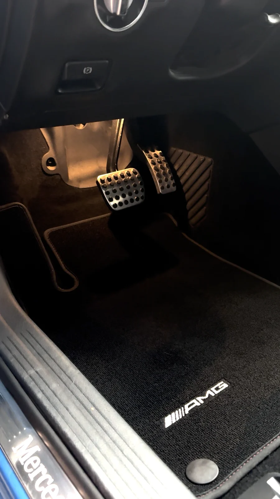 Detailing wnętrza – Mercedes-AMG, dywanik i pedały