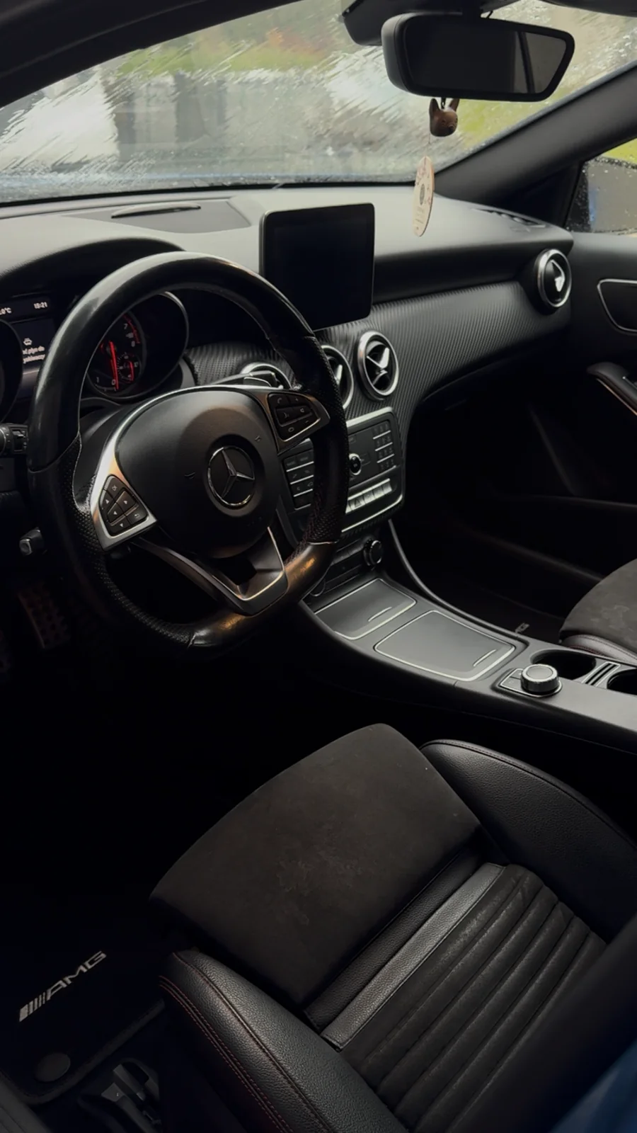 Detailing wnętrza – Mercedes-AMG, kokpit po czyszczeniu